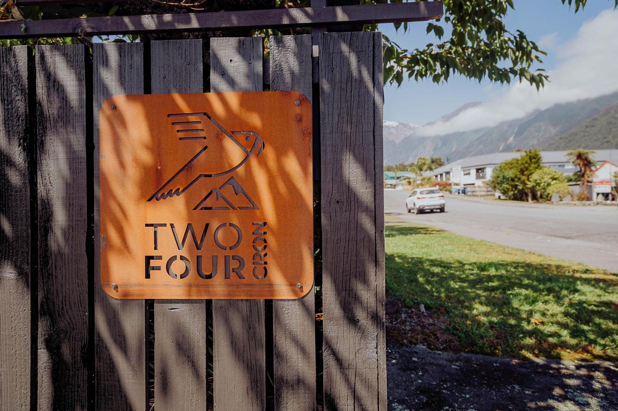Two Four Cron Franz Josef Villa Exterior foto